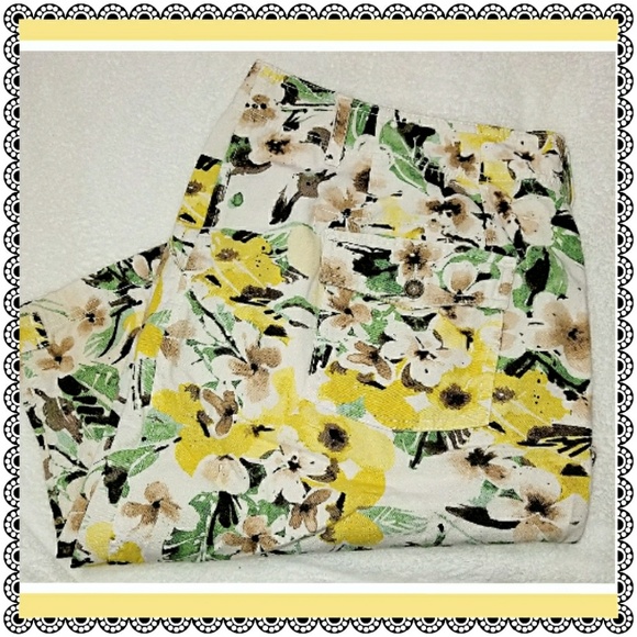 Caribbean Joe Pants - {Caribbean Joe} yellow floral shorts, sz 18
